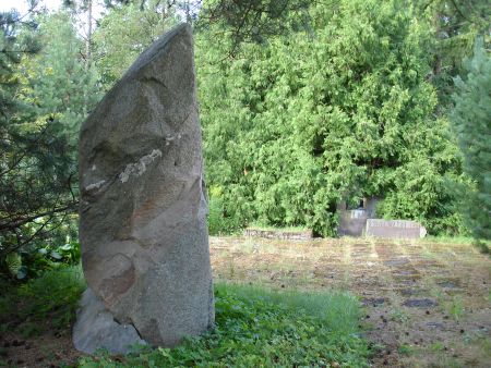 Памятный камень и памятник (Рагациемс, волость Лапмежциема)