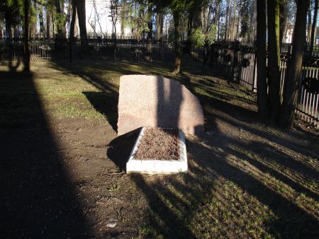 Надгробный памятник на могиле комсомольца Й.Звидры (Резекне, улица Дарзу)