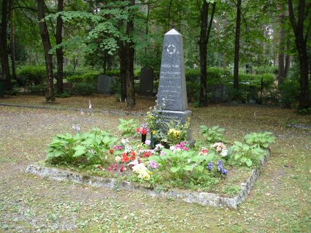 Обелиск на братских могилах (Рига, кладбище Плявниеку)