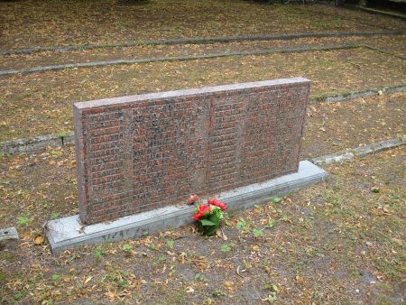 Памятная плита на братской могиле (Рига, кладбище Плявниеку)