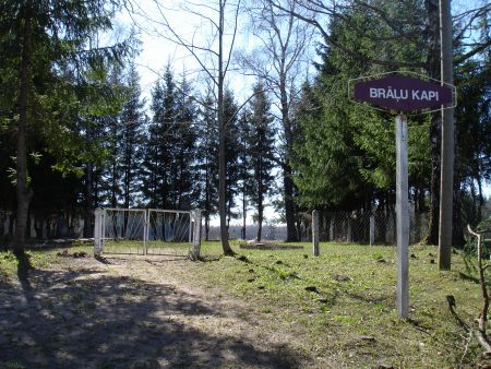 Вход на воинское братское кладбище (Ругайи, волость Ругайю)