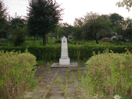 Обелиск на воинском братском кладбище (Сакстагалс)