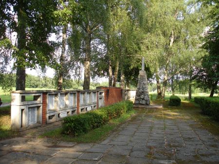 Общий вид воинских братских могил (Саркани, волость Сарканю)
