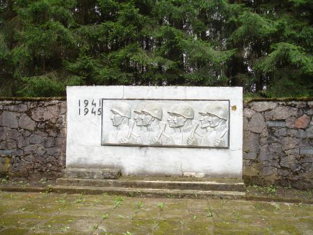 Мемориальная стена на воинском братском кладбище (Сеце, волость Сецес)