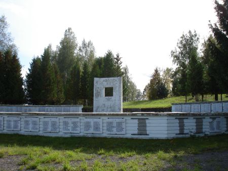 Мемориальная стена, идущая по середине воинского братского кладбища (Сприндули, волость Лиепнас)