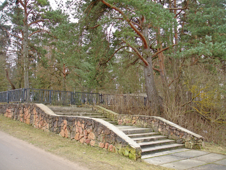 Вход на воинское братское кладбище (Свете, волость Светес)