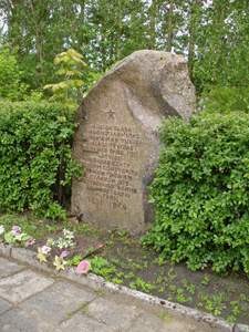 Памятник на воинском братском кладбище (Тирайне)