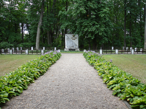 Общий вид братской могилы советских воинов (Тукумс, улица Пилс)