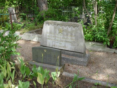 Памятник и памятная плита на братской могиле (Тукумс, кладбище Кална)