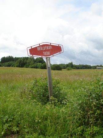 Знак по дороге к воинскому братскому кладбищу (Тушки, волость Блиденес)