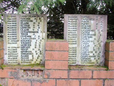 Памятные плиты на воинском братском кладбище (Укры, волость Укру)