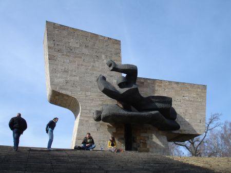 Памятник (вид с южной стороны) (Валмиера, гора Луцас)