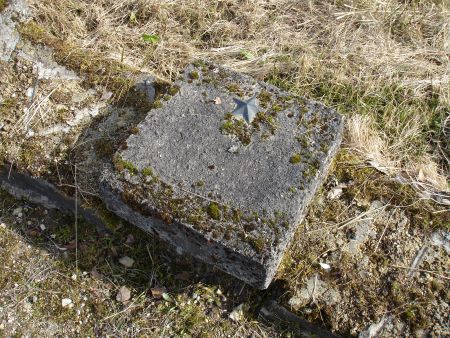 Старый индивидуальнй памятный знак (Валмиера, гора Луцас)