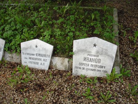 Индивидуальные памятные знаки на братских могилах (Ватране, волость Кейпенес)