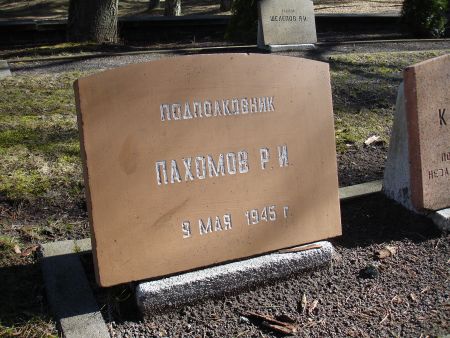 Памятный знак на могиле подполковника Р.И. Пахомова (1913-9.5.1945) (Вентспилс, улица Васарницу)