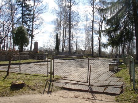 Вход на кладбище у воинских братских могил (Виляка, улица Эржеполес)