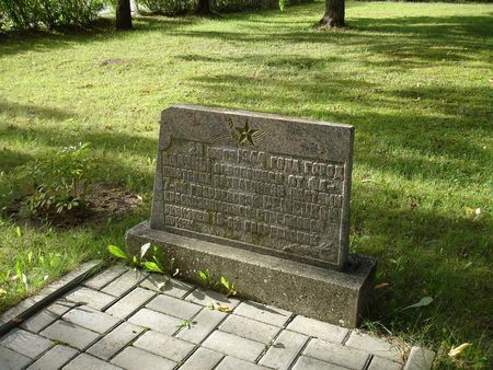 Первый памятник на воинском братском кладбище (Виляны, площадь Културас)