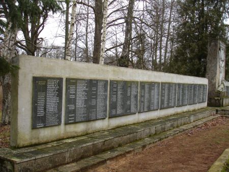 Мемориальная стена на воинском братском кладбище (Залениеки, волость Залениеку)