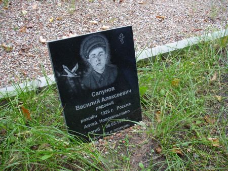 Памятный знак на могиле рядового В.А.Сапунова (Заури, волость Блиденес)