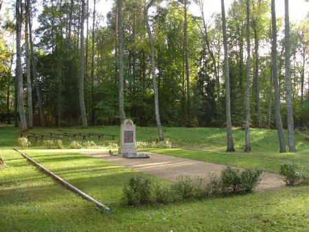 Общий вид воинских братских могил (Зелтыни, волость Зелтыню)