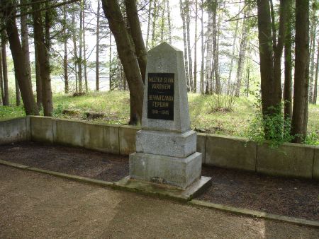 Обелиск на воинских братских могилах (Зутены, волость Бебру)